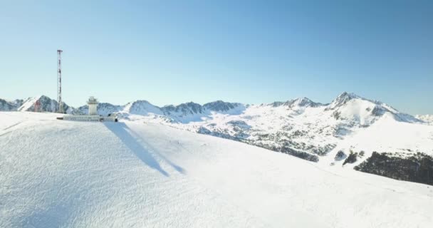 Hermosa vista de las montañas nevadas de los Alpes italianos, estación de esquí en 4k — Vídeos de Stock