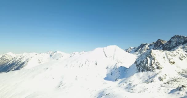 Bela vista das montanhas nevadas dos Alpes Italianos, estância de esqui em 4k — Vídeo de Stock