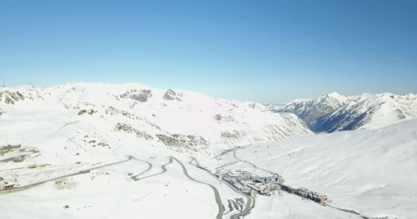 Bela vista das montanhas nevadas dos Alpes Italianos, estância de esqui em 4k — Vídeo de Stock