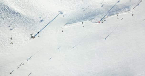 스키 리조트인 이탈리아 알프스산맥의 눈덮인 산들의 아름다운 경치 4k — 비디오