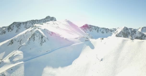 Belle vue sur les montagnes enneigées des Alpes italiennes, station de ski en 4k — Video