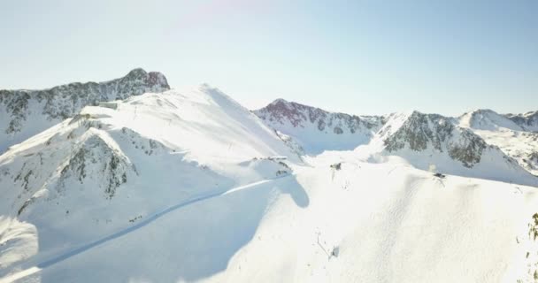 Prachtig uitzicht op de besneeuwde bergen van de Italiaanse Alpen, skigebied in 4k — Stockvideo
