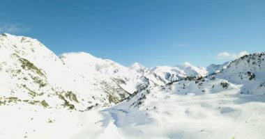 İtalyan Alpleri 'nin karlı dağlarının güzel manzarası, 4K' daki kayak merkezi.