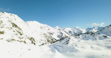 İtalyan Alpleri 'nin karlı dağlarının güzel manzarası, 4K' daki kayak merkezi.