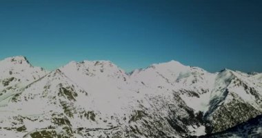İtalyan Alpleri 'nin karlı dağlarının güzel manzarası, 4K' daki kayak merkezi.