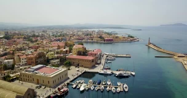 Θέα από την κορυφή από την προβλήτα της πόλης στην Ελλάδα — Αρχείο Βίντεο