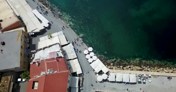 Uitzicht vanaf de top van de pier van de stad in Griekenland — Stockvideo