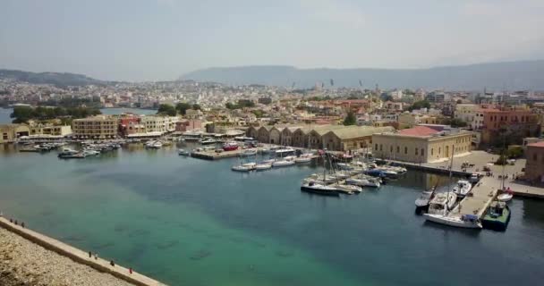 Vista desde la parte superior del muelle de la ciudad en Grecia — Vídeo de stock
