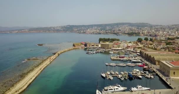 Uitzicht vanaf de top van de pier van de stad in Griekenland — Stockvideo