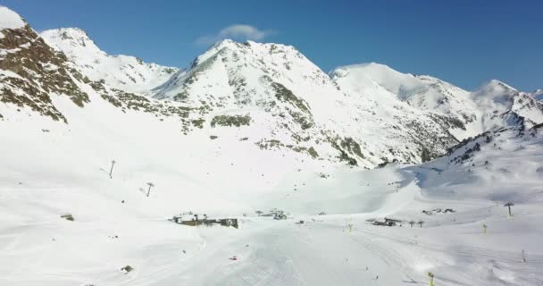 Prachtig uitzicht op de besneeuwde bergen van de Italiaanse Alpen, skigebied in 4k — Stockvideo