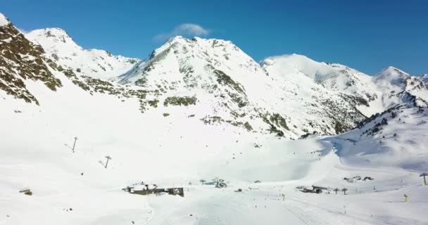 Belle vue sur les montagnes enneigées des Alpes italiennes, station de ski en 4k — Video
