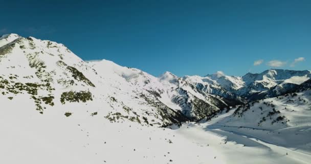 Vacker utsikt över de snöiga bergen i de italienska Alperna, skidort i 4k — Stockvideo