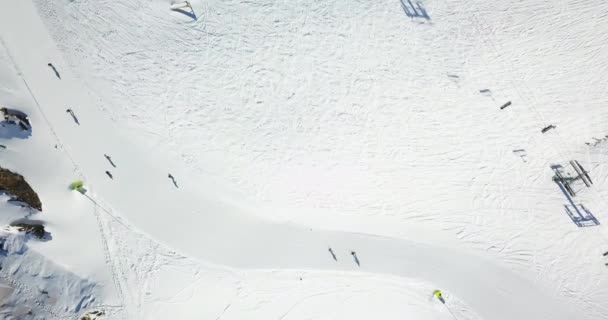 스키 리조트인 이탈리아 알프스산맥의 눈덮인 산들의 아름다운 경치 4k — 비디오