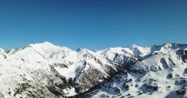 İtalyan Alpleri 'nin karlı dağlarının güzel manzarası, 4K' daki kayak merkezi.