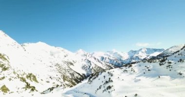 İtalyan Alpleri 'nin karlı dağlarının güzel manzarası, 4K' daki kayak merkezi.