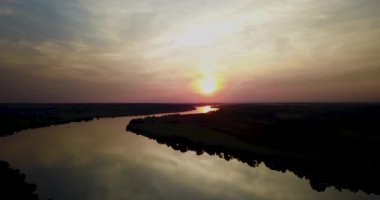 4k, Volga Nehri nehir üzerinde güneş battıktan sonra güzel manzara