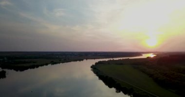 4k, Volga Nehri nehir üzerinde güneş battıktan sonra güzel manzara