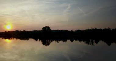 4k Nehri üzerinde güneş battıktan sonra güzel manzara