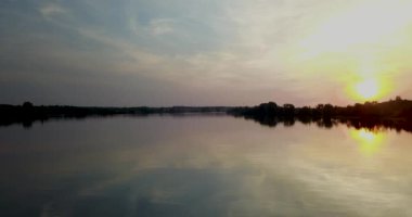 4k Nehri üzerinde güneş battıktan sonra güzel manzara