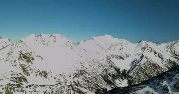 Bela vista das montanhas nevadas dos Alpes Italianos, estância de esqui em 4k — Vídeo de Stock