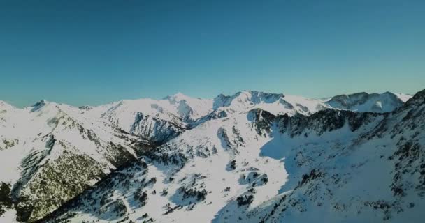 Bela vista das montanhas nevadas dos Alpes Italianos, estância de esqui em 4k — Vídeo de Stock