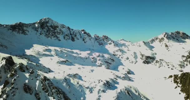 Krásný výhled na zasněžené hory italských Alp, lyžařský areál ve 4k — Stock video