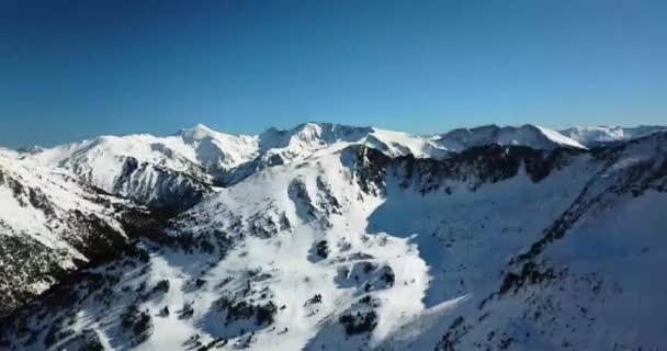 Hermosa vista de las montañas nevadas de los Alpes italianos, estación de esquí en 4k — Vídeo de stock