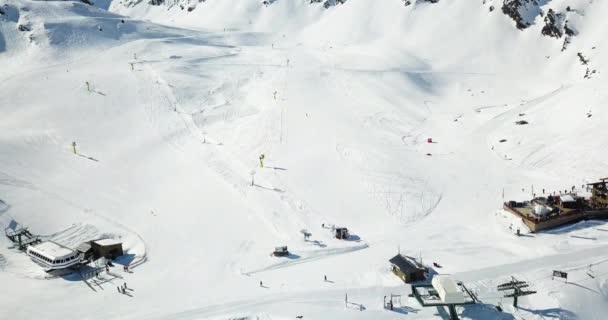 Bela vista das montanhas nevadas dos Alpes Italianos, estância de esqui em 4k — Vídeo de Stock