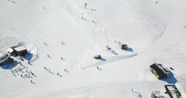 इतालवी आल्प्स के बर्फीले पहाड़ों का सुंदर दृश्य, 4k में स्की रिसॉर्ट — स्टॉक वीडियो