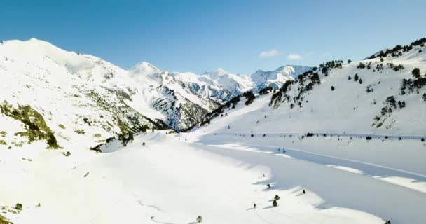 Belle vue sur les montagnes enneigées des Alpes italiennes, station de ski en 4k — Video