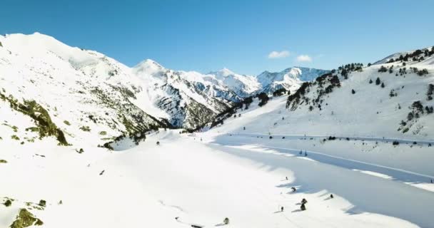 Vacker utsikt över de snöiga bergen i de italienska Alperna, skidort i 4k — Stockvideo