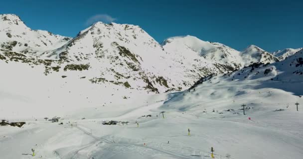 Belle vue sur les montagnes enneigées des Alpes italiennes, station de ski en 4k — Video