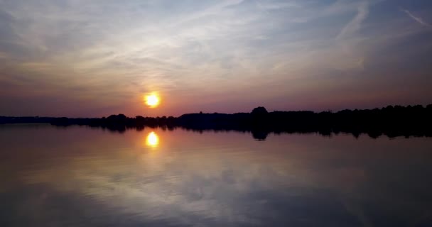 Schöne Landschaft nach Sonnenuntergang über dem Fluss in 4k — Stockvideo