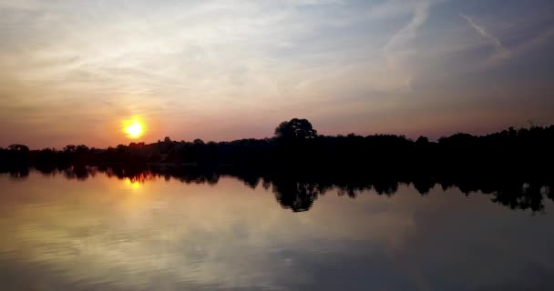 4k Nehri üzerinde güneş battıktan sonra güzel manzara — Stok video