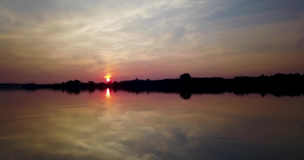 Schöne Landschaft nach Sonnenuntergang über dem Fluss in 4k — Stockvideo