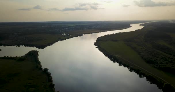 Mooie Luchtfoto uitzicht op de rivier — Stockvideo