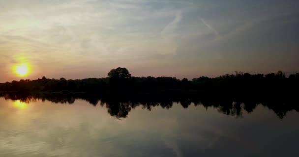 Krásná krajina po západu slunce nad řekou v rozlišení 4k — Stock video