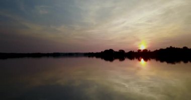 4k Nehri üzerinde güneş battıktan sonra güzel manzara