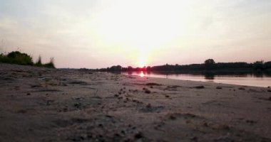 4k Nehri üzerinde güneş battıktan sonra güzel manzara