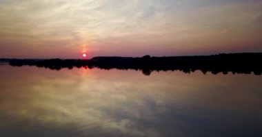 4k Nehri üzerinde güneş battıktan sonra güzel manzara
