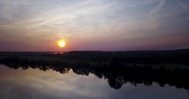 4k Nehri üzerinde güneş battıktan sonra güzel manzara