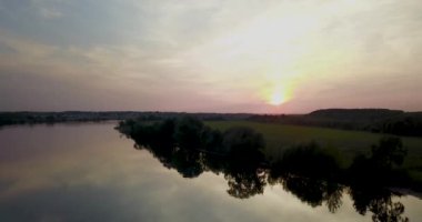 4k Nehri üzerinde güneş battıktan sonra güzel manzara