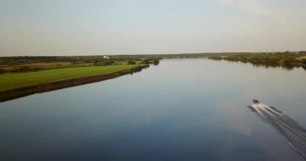 Vackra Flygfoto över floden stora Volga — Stockvideo