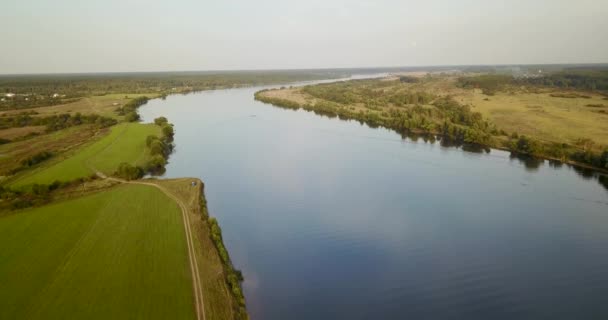 Mooie Luchtfoto uitzicht op de rivier — Stockvideo