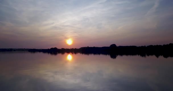 Schöne Landschaft nach Sonnenuntergang über dem Fluss in 4k — Stockvideo