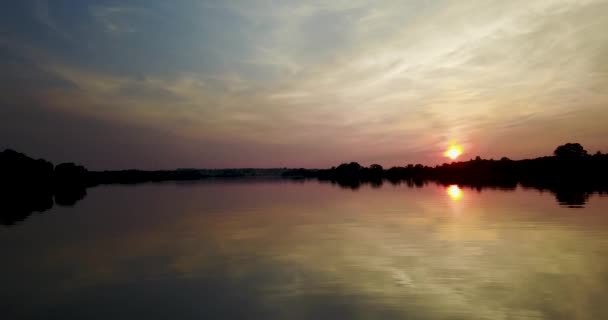 Schöne Landschaft nach Sonnenuntergang über dem Fluss in 4k — Stockvideo