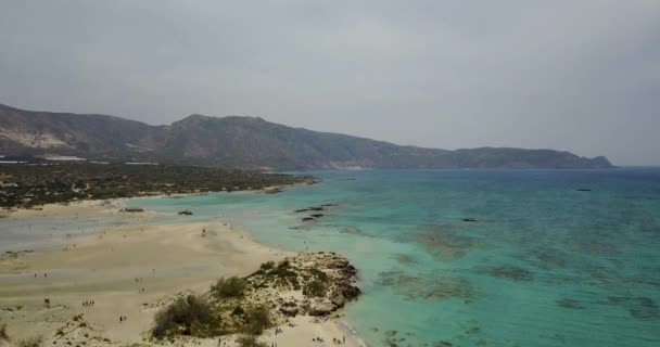 Vista dall'alto verso la spiaggia con una spiaggia di sabbia — Video Stock