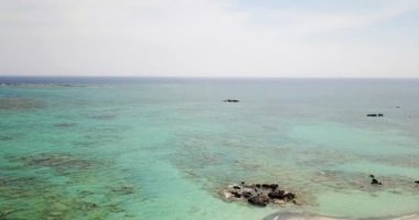 Sahilde bir kumsalı ile en baştan görüntülemek