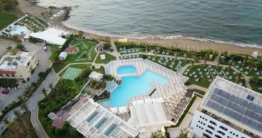 Otelin yakınlarında deniz Yunanistan'ın tepesinden görüntülemek