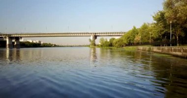 yoğun trafik ile Nehri Köprüsü